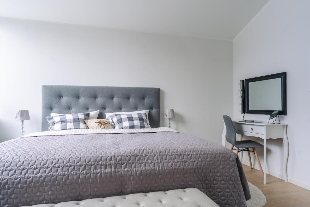 Villaer Modern In Plush Town *
